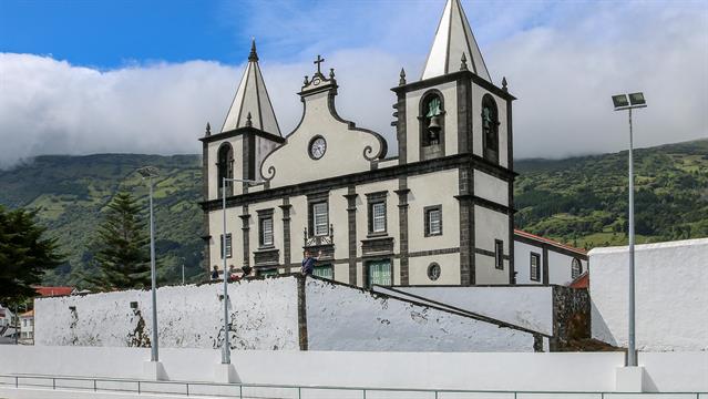 Es gibt viele Kirchen auf den Inseln der Azoren. Alle sehen sehr ähnlich aus. Sie sind meisten mit weissen Plättchen aus Keramik belegt. An den Ecken sieht man die typisch schwarzen Vulkansteine.